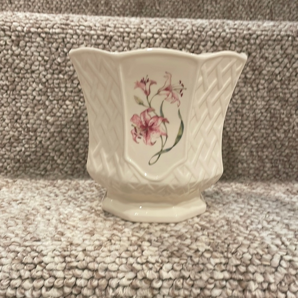 Belleek vase/pot
